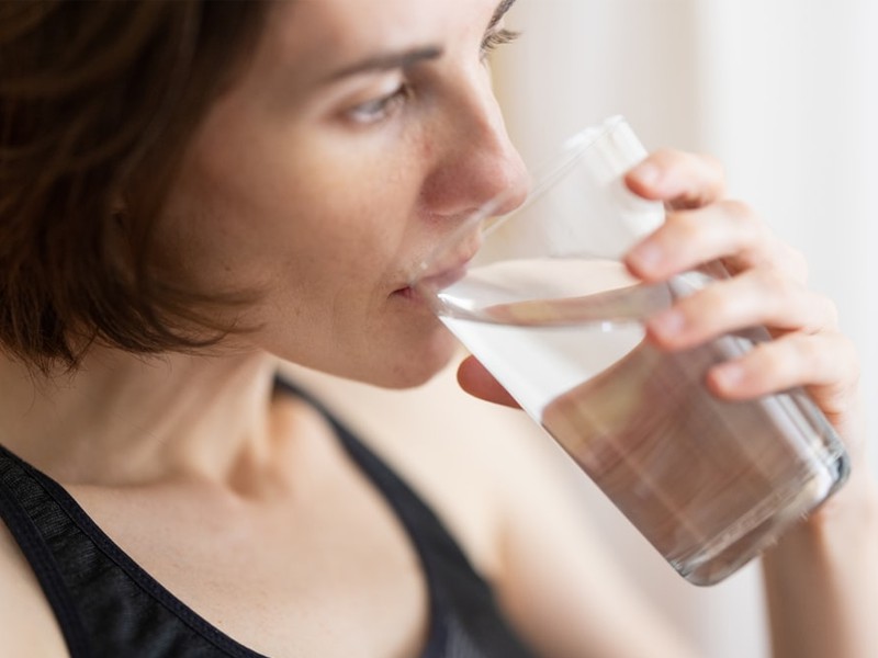 Uống nước nhiều trước khi thử thai có thể dẫn đến hiện tượng que thử thai 1 vạch