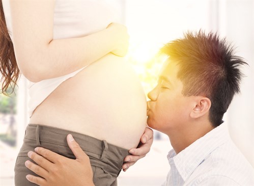 Chồng hôn lên bụng vợ đang mang thai
