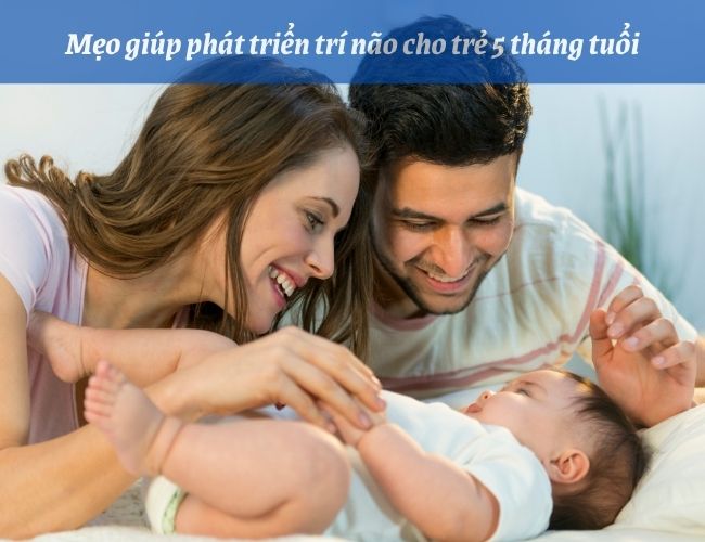 Bố mẹ nên nói chuyện và chơi đùa với bé thường xuyên để giúp bé phát triển kỹ năng nói và giao tiếp