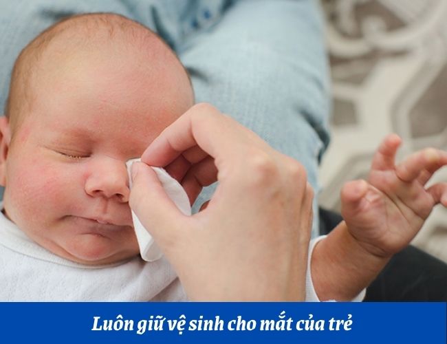 Ba mẹ chú ý luôn luôn giữ vệ sinh cho mắt của trẻ