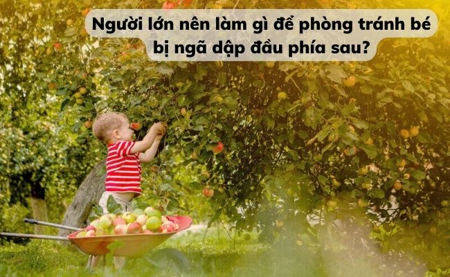 Chăm sóc, quan sát và đưa trẻ đến bệnh viện khi cần thiết sau khi bé bị ngã ra sau