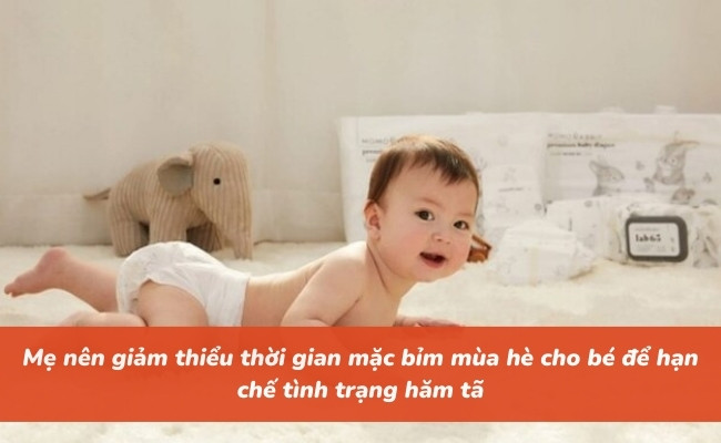 Mẹ không nên đóng bỉm cho bé quá nhiều vào mùa hè để bé được thoải mái