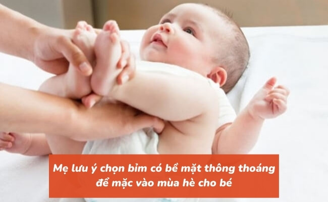 Mẹ nên cho bé mặc bỉm có bề mặt thông thoáng khi vào hè