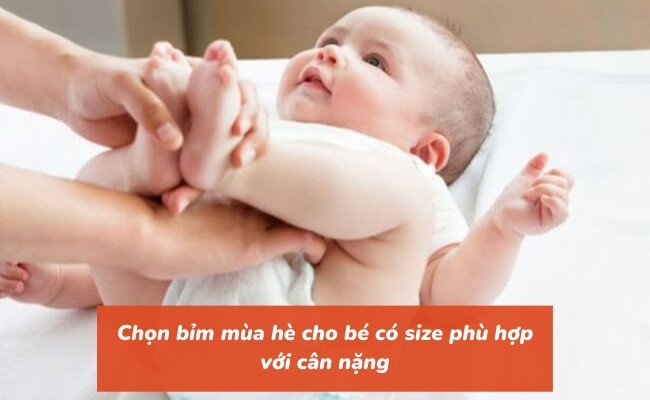 Mẹ nên chọn size bỉm phù hợp với kích thước và cơ thể bé