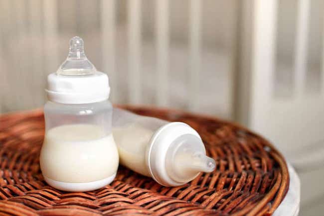 Khi chọn bình sữa cho trẻ sơ sinh cần quan tâm đến những yếu tố nào