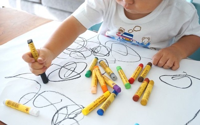 Trẻ đã sẵn sàng khám phá thế giới màu sắc khi bước vào 31 đến 36 tháng tuổi