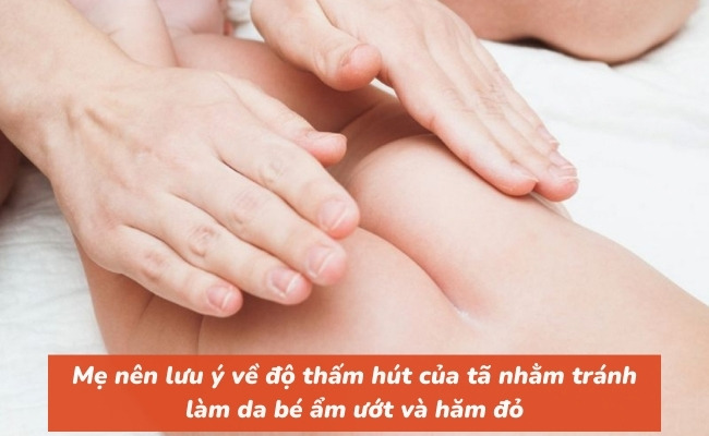Mẹ nên lưu ý về độ thấm hút của tã nhằm tránh làm da bé ẩm ướt và hăm đỏ 