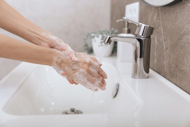 Rửa tay thật kỹ bằng xà phòng