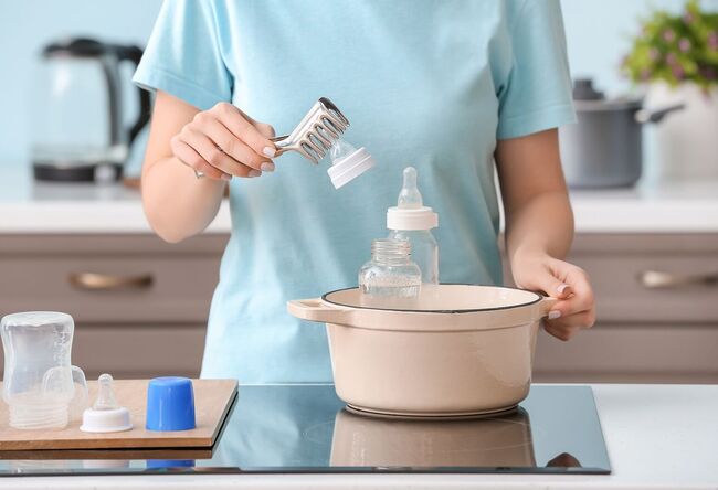 Khử trùng bình sữa, núm ti bằng nước sôi