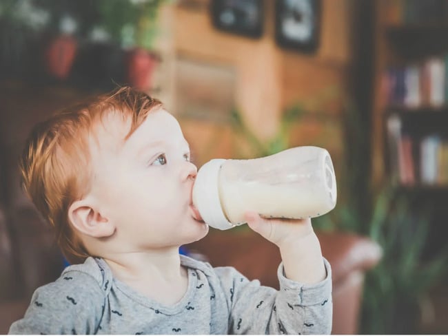 Lắc sữa thật đều rồi cho bé uống