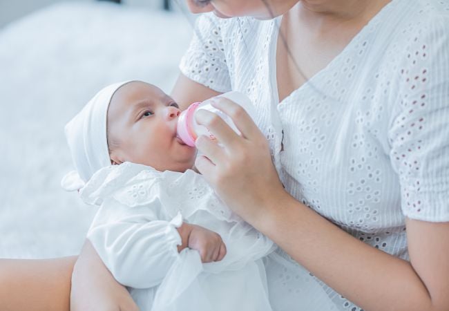 Trẻ sơ sinh uống sữa non