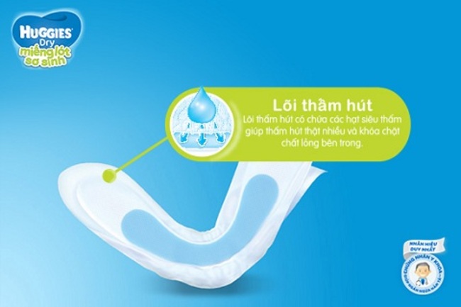 Mẹ không nên cho trẻ dùng miếng lót sơ sinh hoặc tã cả ngày tránh tình trạng hăm, bí, gây nổi mẩn cho làn da nhạy cảm của bé