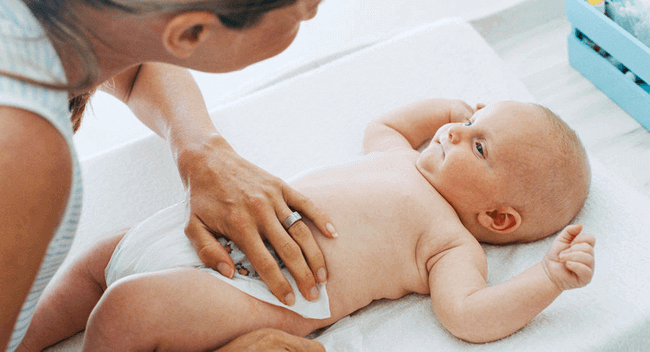 Mẹ không nên cho trẻ dùng miếng lót sơ sinh hoặc tã cả ngày tránh tình trạng hăm, bí, gây nổi mẩn cho làn da nhạy cảm của bé