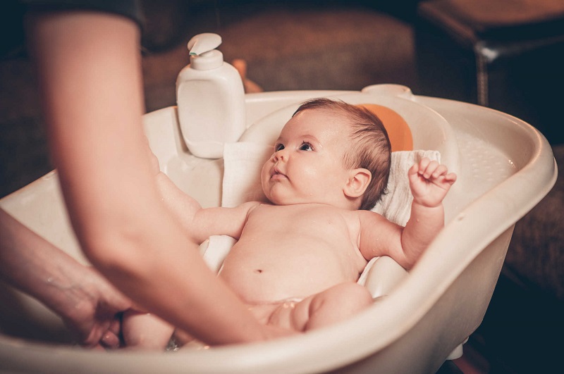 Cách tắm trong bồn tắm cho bé 6 tháng tuổi 