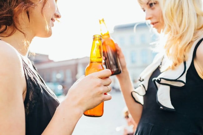 Uống rượu, bia nhiều sẽ gây tổn thương cho các mô và phá vỡ sự cân bằng nội tiết tố sinh sản