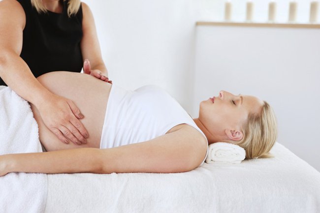 Massage vùng bụng nhẹ nhàng giúp điều hòa hệ tiêu hóa mà bà bầu còn được thư giãn