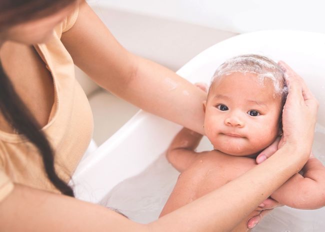 Chăm sóc tóc cho trẻ sơ sinh