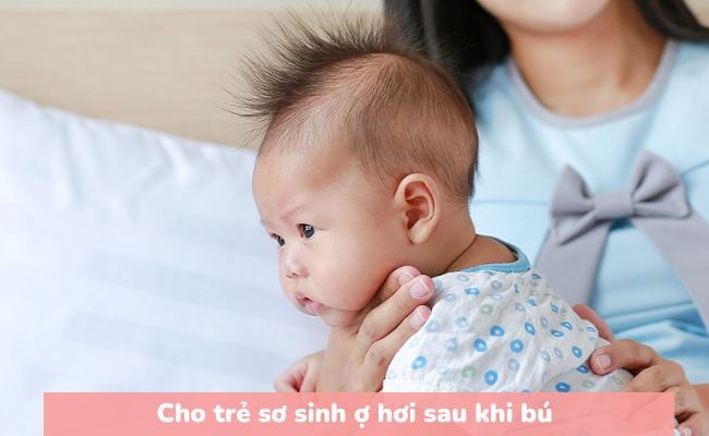 Cho trẻ sơ sinh ợ hơi sau khi bú sữa để tránh bị nấc cụt