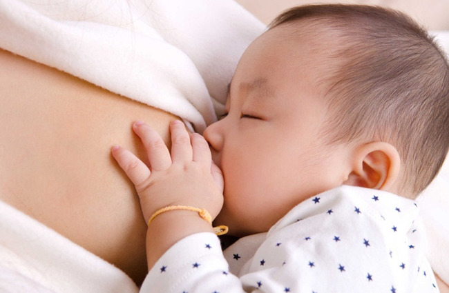  Trẻ bú mẹ đúng tư thế