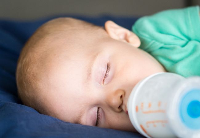 Có nên uống sữa trước khi đi ngủ
