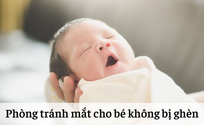 Cần đưa bé đến bác sĩ để khám mắt kịp thời