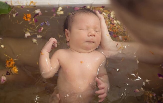 Tắm lá thảo dược cho trẻ sơ sinh