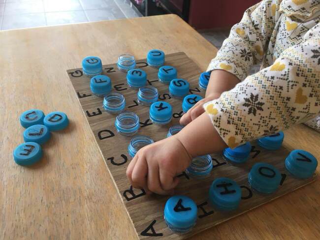 Làm đồ chơi mầm non bảng chữ cái từ nắp chai cho bé học hỏi dễ dàng