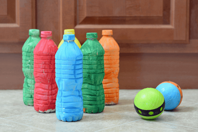 Làm đồ chơi làm từ chai nhựa -bowling, sáng tạo trò chơi cho bé
