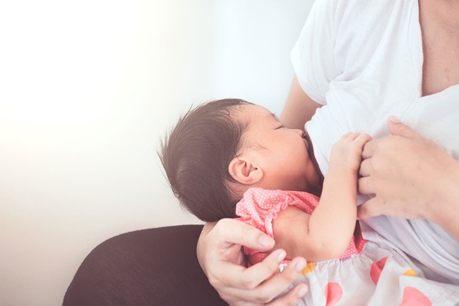 Mẹ sốt vẫn có thể cho bú