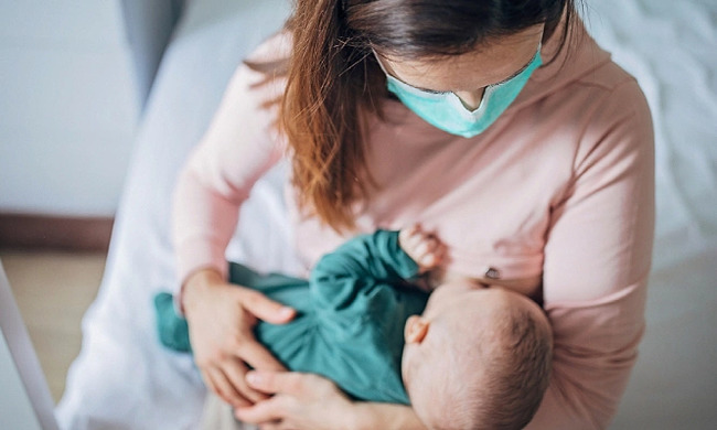 Mẹ nên đeo khẩu trang để giảm nguy cơ lây lan