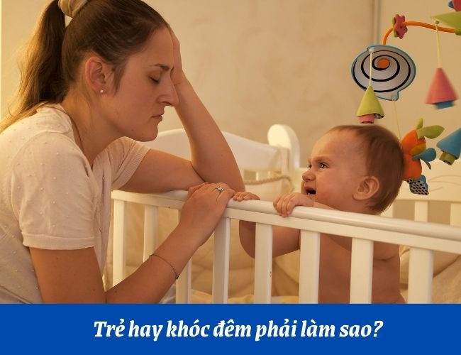 Trẻ hay khóc đêm phải làm sao?