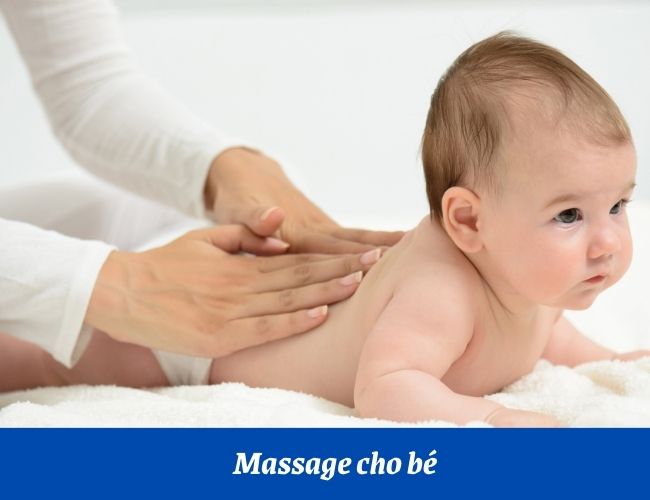 Massage cho bé là một cách chữa khóc đêm ở trẻ khá hiệu quả