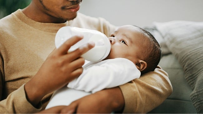 Điều trị bệnh vàng da bằng cách ngừng cho bé bú sữa mẹ