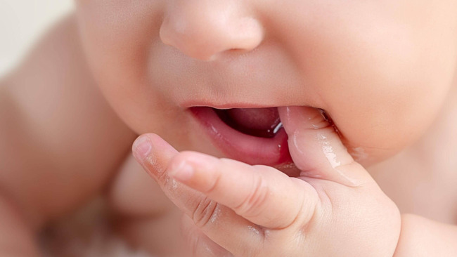 Dấu hiệu nhận biết trẻ sắp hoặc đang mọc răng