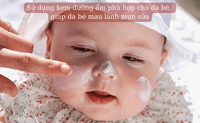 Sử dụng kem dưỡng da cho trẻ sơ sinh bị mụn sữa để da bé được mau lành