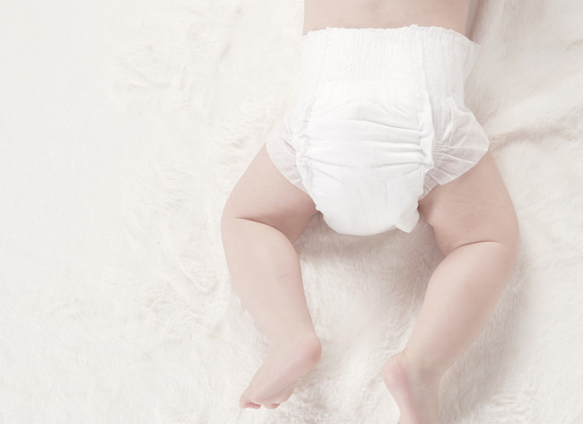 Việc sử dụng tã dán hay tã quần còn phụ thuộc vào độ tuổi của bé