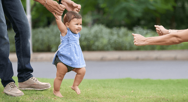 Khi bé bắt đầu hoạt động nhiều như lăn, trườn bò mẹ có thể đổi từ tã dán sang tã quần cho bé