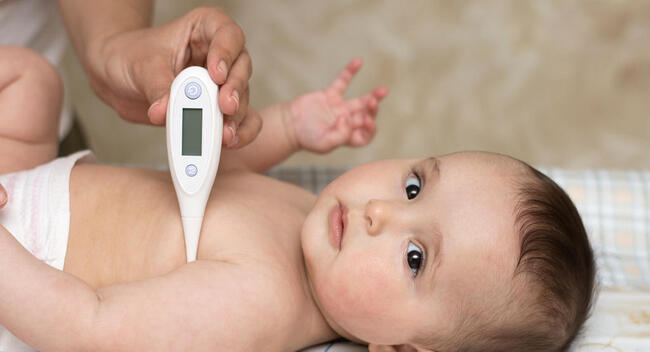 Nhiệt độ cơ thể của trẻ sơ sinh đủ tháng thường sẽ nằm trong khoảng từ 36,5 – 37,5 độ C