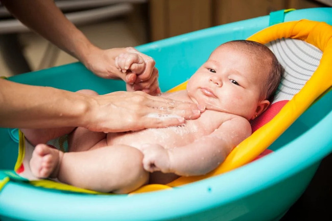 Bạn có thể tắm cho 2 ngày 1 lần để giải nhiệt cho bé vào mùa hè
