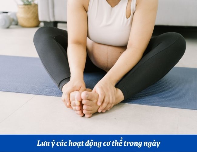 Các bài tập luyện nhẹ nhàng như yoga sẽ giúp mẹ hạn chế được triệu chứng phù chân
