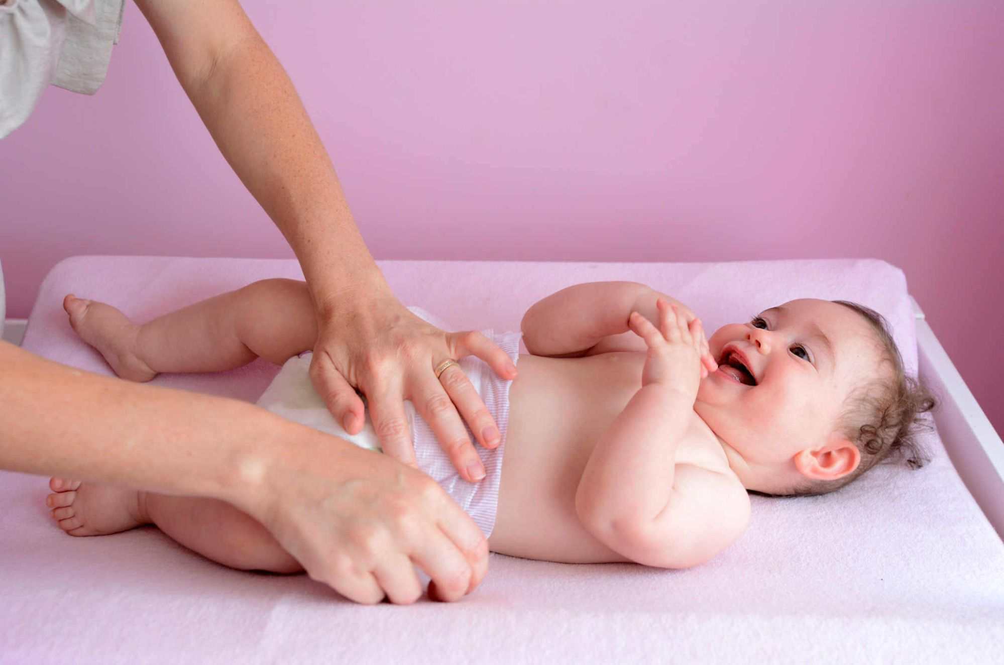 Chọn tã dán phù hợp và dịu nhẹ với em bé là một trong những bước chuẩn bị quan trọng của cha mẹ