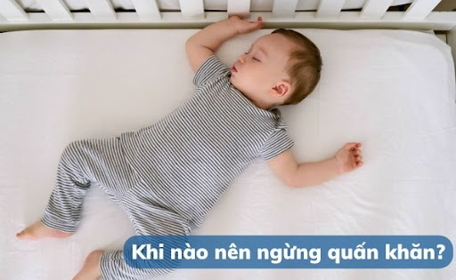 Thời điểm ngưng quấn khăn thường sau 6 tháng tuổi