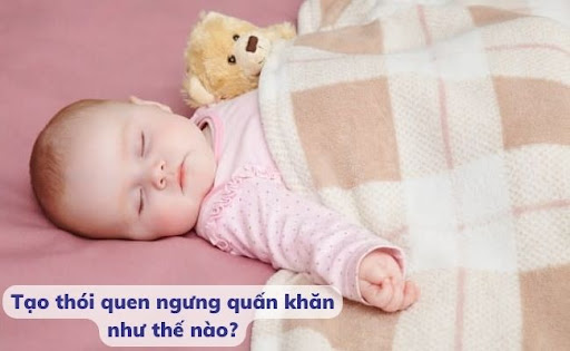 Ba mẹ tham khảo các thói quen giúp bé quen với việc ngưng quấn khăn