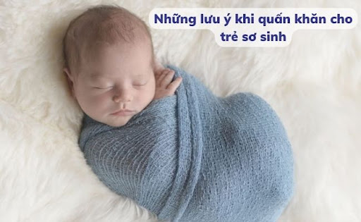 Ba mẹ cần lưu ý khi quấn khăn cho trẻ an toàn, thoải mái