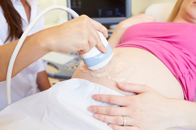 Thăm khám bác sĩ khi ra dịch màu nâu