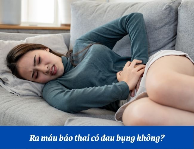 Ra máu báo thai thường sẽ kèm theo triệu chứng đau bụng nhẹ