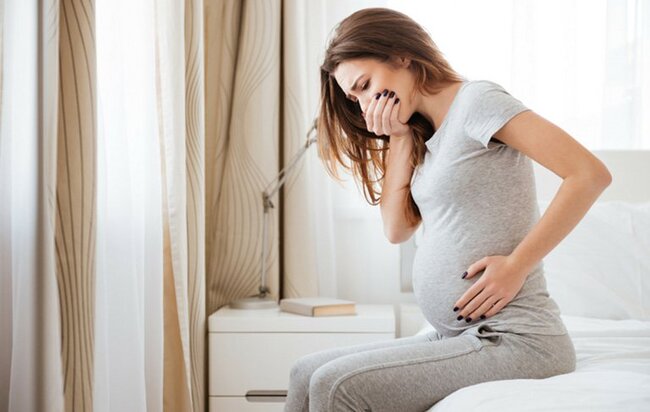 Buồn nôn là một trong những tác dụng phụ khi bà bầu uống thuốc sắt