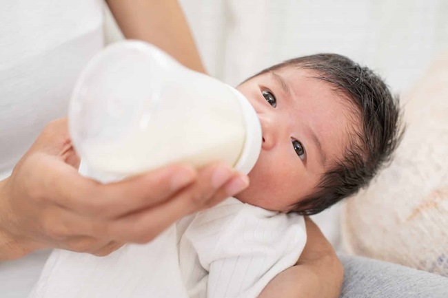 Sữa non cung cấp chất dinh dưỡng cần thiết cho trẻ sơ sinh