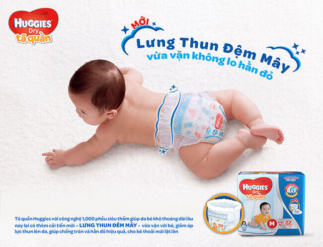 Khi bé bắt đầu biết lật, mẹ có thể chuyển sang dùng tã quần Huggies cho trẻ sơ sinh