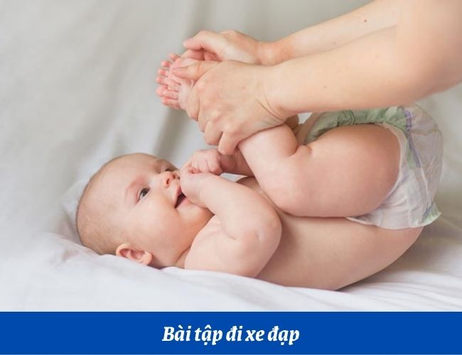 Bài tập đi xe đạp giúp bé luyện cơ chân